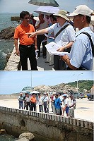 縣府工務局邀請外聘委員抵達東莒猛澳港現地勘察消波塊拋放計畫可行性。(圖:工務局提供)