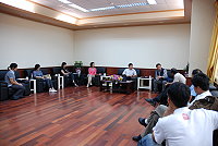 　新竹美學館館長莊三修一行昨拜會縣長楊綏生，說明今年選定鐵板社區執行微型文創產品輔導計畫，這是一個開端，希望找出地方特色元素，協助發展社區產業。（圖／文：劉秋月）