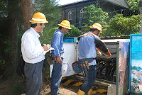南竿近來跳電頻頻,台電馬祖區處處長蔡欽堂昨天前往工兵組線路檢修現場了解情形,激勵工作人員士氣。(圖/文:邱竟瑋)