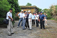 　縣長楊綏生及馬管處長谷永源，針對民間計畫籌建大坵生態民宿進行現勘並提出建議。（圖／文：陳鵬雄）
