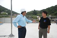 「還記得當年熬夜趕設計圖的歲月嗎?」曾經在縣府建設科服務的旅台鄉親陳健豐,昨天以水利署第十河川局課長的身分重返馬祖,與老同事陳孟驎相見歡。(圖/文:邱竟瑋)