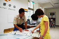 交通部觀光局馬祖國家風景區管理處推出「背包客馬祖全攻略」,將所有導覽資訊一網打盡;替代役男正使用這份「秘笈」向遊客進行解說。(圖/文:邱竟瑋)