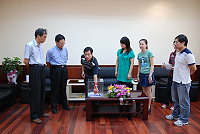 　縣府舉辦「99年連江縣國中小學生上海世博體驗營」，報名人數超額，昨天進行公開抽籤，正取者務必於八月三日前完成報名確認，不足將由備取者依序遞補。（圖／文：劉秋月）