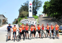 　馬祖單車行正夯！台北市北投區裕進單車工坊一行十二人由隊長周良冠率領下，展開「南征北討」馬祖南、北竿三天鐵馬行。（圖／文：曹重偉）