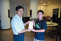 　縣長楊綏生昨前往慰問落海失蹤家屬，並致贈慰問金。（圖／文：劉秋月）