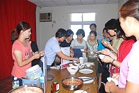 縣府建設局接受經濟部中小企業處指導,辦理「馬祖紅了-紅糟美食特色產業輔導計畫」,昨天舉行試吃與技術移轉發表會,縣長楊綏生與受邀業者為紅糟醬料和糕點評分。(圖/文:邱竟瑋)