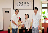 　懸缺已久的連江縣議會總務組主任一職，由原連江縣衛生局秘書劉宛諭（中）轉任，議長陳貴忠熱烈歡迎她加入議會團隊。（圖／文：曹重偉）