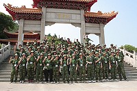 　學員來到馬祖著名的景點「馬港天后宮」，由帶隊官為學員們導覽解說馬港天后宮的由來。（圖／文：林澤廷）