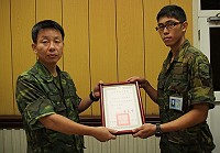 副主任范良淦上校於會議中表揚優秀服務台志工郭謙億。(圖/文:張熒奇)