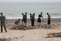 在副指揮官車上校親自率領下,分別於后澳、馬鼻灣、中澳口、坂里沙灘及午沙港等五處,全面展開淨灘作業。(圖/文:林奕成)