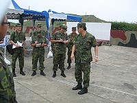 莒指部指揮官陳將軍於日前視導東、西莒兩島各據點,並頒發加菜金給各連隊以茲鼓勵平時備戰及訓練的辛勞。(圖/文:呂方寧)