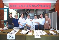 　彰化縣員青藝術協會昨一行抵馬進行為期三天的寫生活動，在文化局的邀約下特別於民俗文物館進行揮毫活動，成員們能畫能詩能寫，也讓現場觀眾欽佩不已。（圖／文：劉秋月）