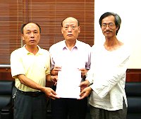 連江航業公司新舊任董事長,昨在副縣長林星寶監交下完成交接工作。(圖:交通局提供)