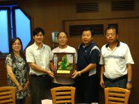 　東引國中小新任校長吳健忠與家長會致贈紀念品給王禮民校長，感謝其長期對教育的貢獻。（圖：東引國中小提供） 