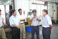 　縣長楊綏生訪視東引酒廠，要求加強品管，重建消費者信心。（圖／文：陳其敏）