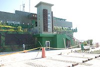 雲台山軍情館與周邊軍事設施整建工程,有民眾擔心廣場迴車空間不夠。馬祖國家風景區管理處表示,二期還在施工中,一期完工後實際駕駛廂型車測試,並觀察卡蹓巴士的迴轉空間都很充足。(圖/文:邱竟瑋)