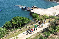 　2010年北竿大坵生態之旅啟動，觀光客登島尋找梅花鹿。圖為2009年的遊客登島畫面。（圖：本報資料室）