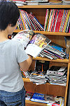 　友善資源共享！南竿機場大廳圖書櫃及書籍越來越少，縣府緊急呼籲遊客民眾發揮公德心，讓更多遊客都能看到這些好刊物。（圖／文：曹重偉）