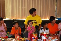 縣府昨天舉辦九十九年度親子同樂活動,員工親子歡唱卡拉OK。(圖/文:邱竟瑋)