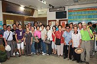 慶祝88父親節,東莒鄉親與村長王秀金快樂出團。(圖:曹以鋒提供)