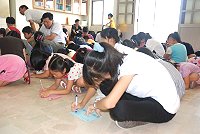 財團法人慈化文教基金會昨天再度來到馬祖舉辦「小天使營」,圖為感恩卡片製作教學,有多位地區父母擔任志工。(圖/文:邱竟瑋)