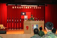 北指部政戰主任鄭上校於中正堂主持七月份月會,會中頒獎表揚績優招募員、受訓結訓成績優異及籃球比賽優勝單位。(圖/文:林奕成)
