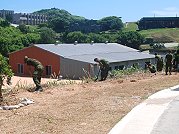 　東引駐軍和芒草作戰，連割帶挖，努力重整道路寬闊的視野景觀。（圖／文：陳其敏）