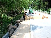 工務局進行山線植草磚改善工程,將與道路有落差的植草磚進行更換,避免用路人發生危險。(圖/文:劉秋月)