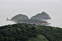 　北竿機場21跑道外海的獅嶼及峭頭要不要配合改善北面進場削除部份山頭，現在地方各界意見不同。（圖／文：陳鵬雄）