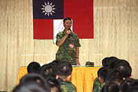 馬防部主任黃將軍逐一關心每位新兵弟兄身體狀況及到馬適應情形,並提醒新兵到馬應該注意事項。(圖/文:周唐毅)