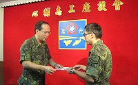 指揮官陳將軍頒贈績優及屆退心輔志工獎狀及感謝狀。(圖/文:呂寧方)