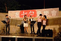 　「愛在七夕音樂會」昨天民俗文物館前廣場浪漫登場，星空、月色與情歌果然吸引不少鄉親參加，而縣長楊綏生更與夫人共舞一曲，讓現場high到最高點。（圖／文：劉秋月）