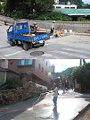　衛生局至山線道路交叉口正在進行鍍鋅格柵板（水溝蓋）的更新工程，僅開放半邊通車，讓駕駛的方便性受影響，多名鄉親反映，希望能儘快恢復雙向通行。（圖／文：邱竟瑋）