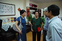 參訪東引的政經建設之餘,福建省主席薛承泰也接受低收入戶柳雨光的家人陳情。(圖/文:邱竟瑋)