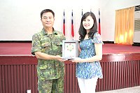 　馬防部日前舉辦「重要幹部輔導暨心輔推手實務知能研習」，羅指揮官特頒發感謝狀給北區心理衛生中心諮商心理師林妘珊。（圖／文：巫冠瑩）