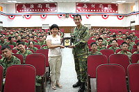　馬防部副指揮官朱將軍於梅石中正堂特頒感謝狀給北區國稅局馬祖服務處柯玉芬小姐，以示感謝。（圖／文：周唐毅）