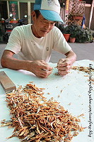 百分百純手工鯷魚乾富含香甜原味。(圖:曹以鋒提供)