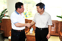 　台北縣中和市長邱垂益（左）日前拜會連江縣長楊綏生，希望往後能與馬祖加強交流。（圖／文：曹重偉）