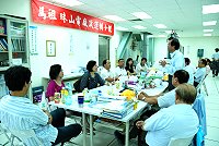 　為南竿多次無預警停電，議長陳貴忠、副議長曹以標及多位南竿議員，昨前往珠山電廠表達嚴正關切之意，希望台電要對鄉親有所交代，也要維持供電的穩定性。（圖／文：劉秋月）