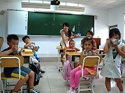 　開學第一天，東引國小6位小一新生高興地迎接營養午餐的時刻。（圖／文：陳其敏）