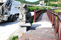 　南竿清馬道入口廿四日夜間發生車禍，右側的石獅雕像被撞歪，也引發民眾對該處是否適宜放置雕像的熱烈討論。（圖／文：曹重偉）