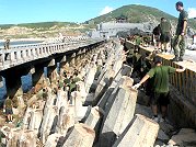　東引駐軍參與東、西引連堤淨灘，為環保盡心力。（圖：東引鄉公所提供）