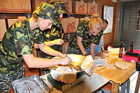　三位俄羅斯女大兵北竿體驗戰地風光及魚麵製作樂趣。（圖／文：陳鵬雄）