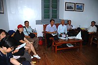 　文建會文資總管理處官員與學者造訪東湧燈塔，深入了解其歷史價值與建築物的構造形式。（圖／文：陳其敏）