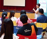 　EQ親職教育專家楊俐容，跟東引國中小教師及社區家長談EQ的重要性。 （圖：東引國中小提供）