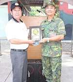 馬防部指揮官羅中將特頒發感謝狀給南投縣家畜肉類公會理事長邱慶。(圖/文:周唐毅)