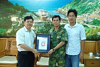　馬防部情報處長孫廣琦榮調返台，昨天前往縣府辭行，縣長楊綏生感謝其貢獻，並頒發榮譽縣民證。（圖／文：劉秋月）