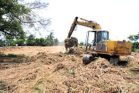 　植被吸收無效，仁愛電池山確定要開挖，預定將污染區塊土壤挖除及清運，目前正在整地階段。（圖／文：曹重偉）