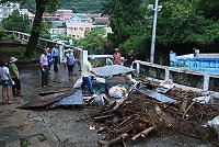 颱風來襲,馬港社區昨天總動員進行光武堂防災工作。(圖/文:邱竟瑋)