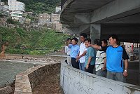 關心牛角澳口整治,縣長楊綏生昨天率領建設局、工務局等局室主管前往現勘,強調海岸復育、防止海水倒灌與污水處理設施、停車場設置要「畢其功於一役。」(圖/文:邱竟瑋)